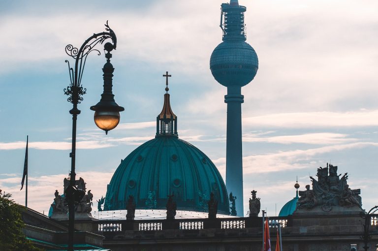 découvrez berlin, une ville dynamique mêlant histoire, culture et innovation. explorez ses monuments emblématiques, ses musées de renommée mondiale et sa vie nocturne animée. plongez dans l'effervescence de cette capitale européenne, où chaque rue raconte une histoire captivante.