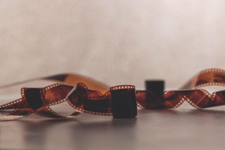 découvrez l'art de la photographie argentique, une méthode intemporelle qui capture la beauté et la profondeur des images avec une touche nostalgique. plongez dans le monde fascinant du film, où chaque photo raconte une histoire unique.