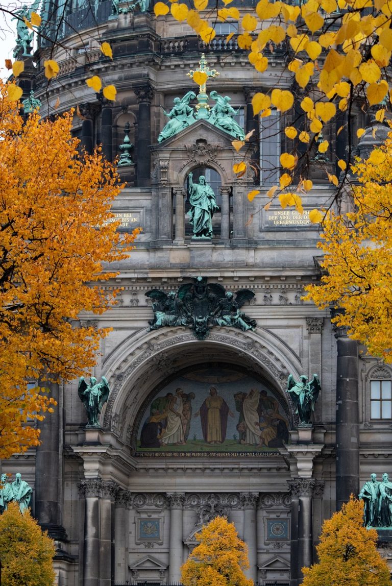 découvrez berlin, la capitale allemande, célèbre pour son histoire riche, son architecture emblématique, sa culture dynamique et sa scène artistique vibrante. explorez ses musées, ses monuments historiques et ses quartiers animés qui font de cette ville un véritable centre d'attraction en europe.