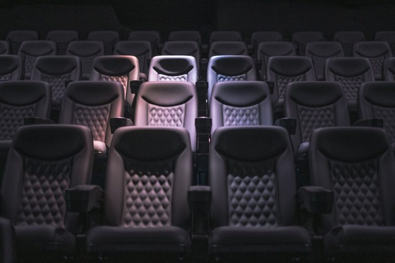 découvrez le monde fascinant du cinéma expérimental, où art et innovation se rencontrent. plongez dans des œuvres visuelles audacieuses qui repoussent les limites de la narration traditionnelle et explorent de nouvelles formes d'expression. laissez-vous séduire par cette approche unique du cinéma.