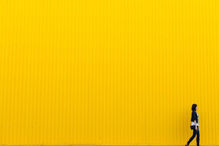 découvrez l'univers fascinant du giallo, un genre cinématographique italien alliant suspense, mystère et horreur. plongez dans les intrigues captivantes, les meurtres énigmatiques et les éléments visuels stylisés qui font la renommée de ce style unique. de ses origines aux chefs-d'œuvre contemporains, explorez la richesse et la diversité du giallo au cinéma.