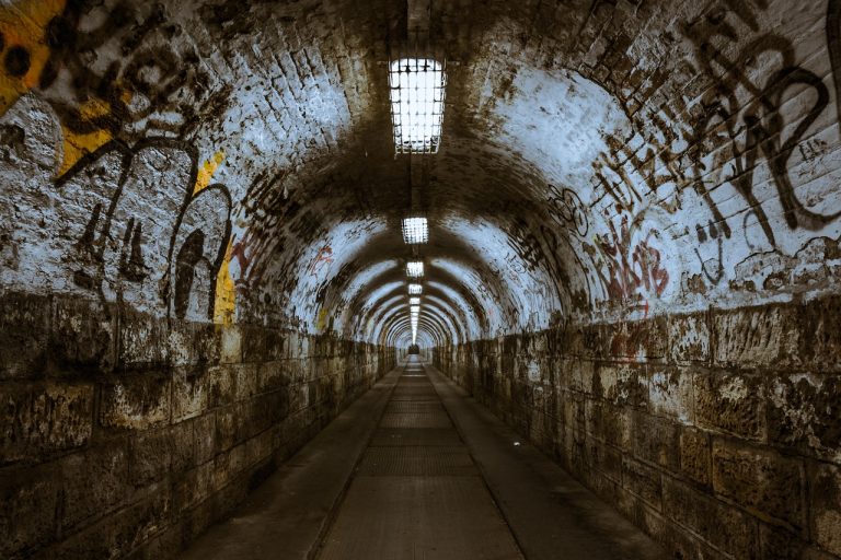 découvrez l'univers fascinant du cinéma underground, où l'art du film se mêle à l'expérimentation audacieuse. explorez des œuvres cinématographiques indépendantes, des récits non conventionnels et des réalisations innovantes qui défient les normes et célèbrent la créativité. plongez dans ce monde alternatif du septième art et laissez-vous surprendre par des histoires authentiques.