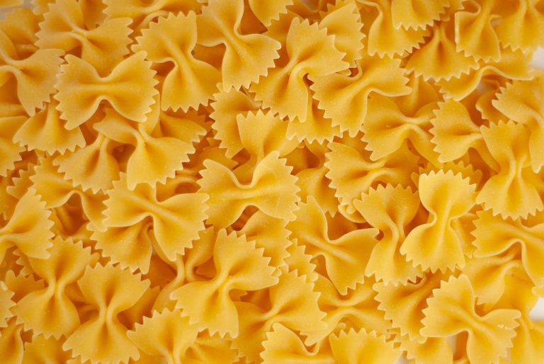 découvrez le néoréalisme italien, un mouvement cinématographique né après la seconde guerre mondiale, qui met en lumière la vie des classes populaires à travers des récits authentiques et une esthétique vécue. explorez ses films emblématiques, ses réalisateurs de renom et son impact durable sur le cinéma mondial.