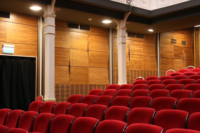 découvrez le cinéma collaboratif, une nouvelle façon de créer des films où chacun peut participer à l'élaboration de l'histoire, des personnages et du tournage. un espace d'échange et de créativité sans limites!