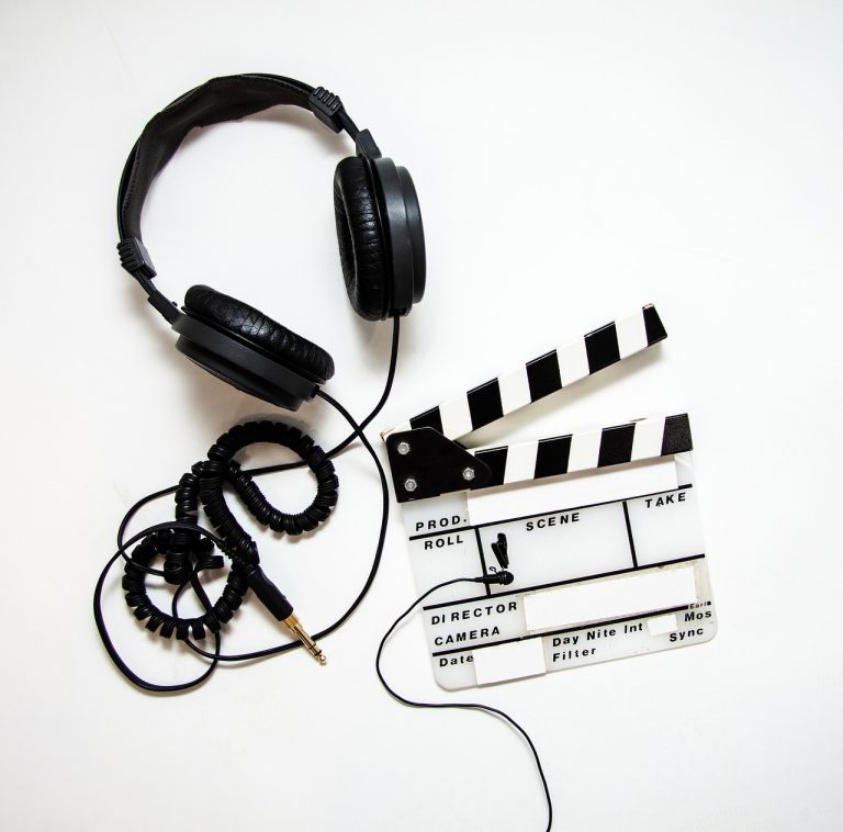 découvrez l'univers fascinant du cinéma élargi, où les frontières entre l'art visuel, la performance et le cinéma traditionnel s'estompent. explorez des œuvres innovantes qui redéfinissent l'expérience cinématographique et plongent le spectateur au cœur d'une immersion sensorielle unique.