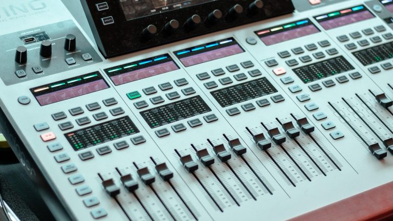 découvrez l'art du mixage audio : techniques, astuces et outils pour créer un son équilibré et professionnel. que vous soyez musicien, podcaster ou créateur de contenu, améliorez vos compétences en mixage et perfectionnez vos productions sonores.