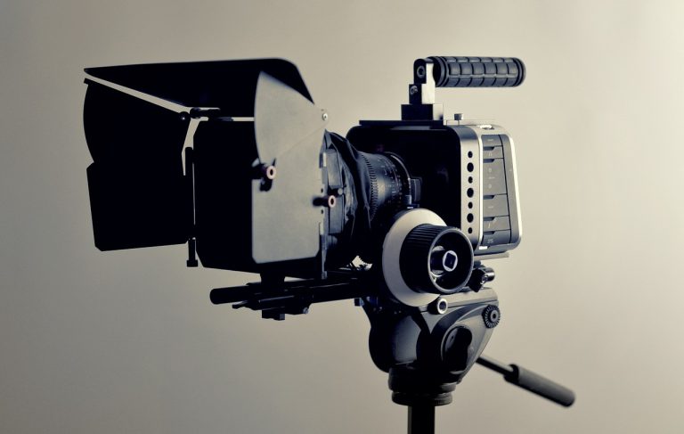 découvrez l'art du filmmaking : techniques, outils et conseils pour réaliser des films captivants qui racontent des histoires inoubliables. apprenez à maîtriser la direction, le montage et la production pour donner vie à votre vision créative.