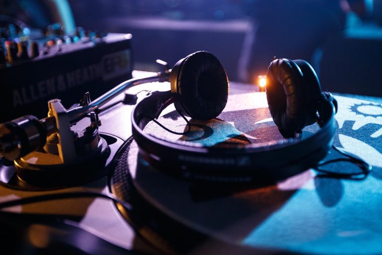 découvrez les meilleures techniques de mixage audio pour améliorer la qualité de vos productions sonores. apprenez à équilibrer les niveaux, à ajouter des effets et à maîtriser l'espace stéréo pour créer des enregistrements professionnels.