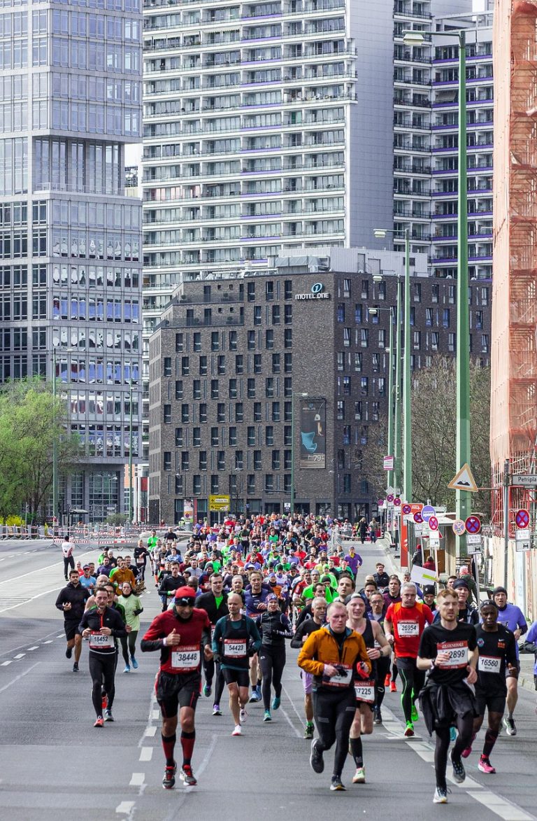 participez à l'adrénaline du marathon ! découvrez des conseils d'entraînement, des itinéraires inspirants et des témoignages de coureurs passionnés. que vous soyez débutant ou marathonien aguerri, préparez-vous à franchir la ligne d'arrivée en pleine forme.