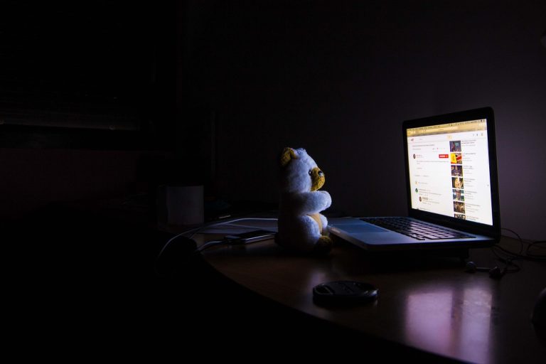 découvrez les causes et traitements de l'insomnie, un trouble du sommeil qui affecte de nombreuses personnes. apprenez des techniques efficaces pour retrouver le sommeil et améliorer votre qualité de vie.