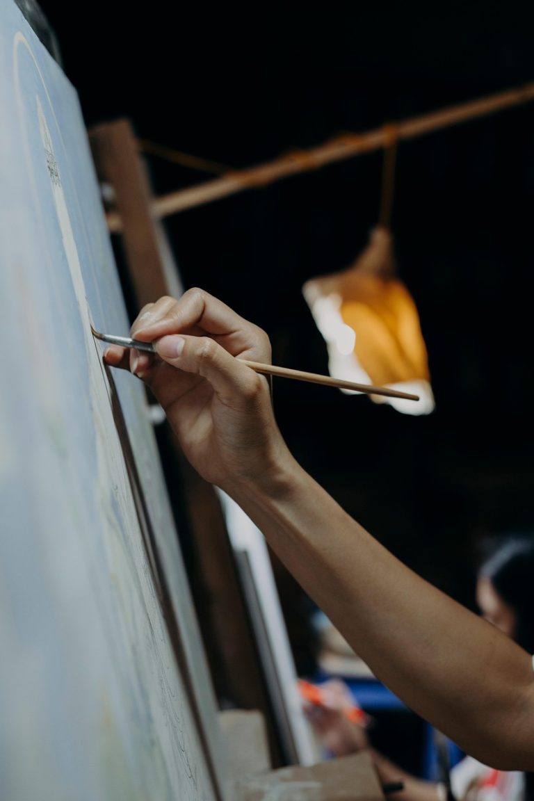 résidence d'artiste : espaces inspirants, mentorat, bourses et expositions. postulez pour développer votre pratique et élargir votre réseau.