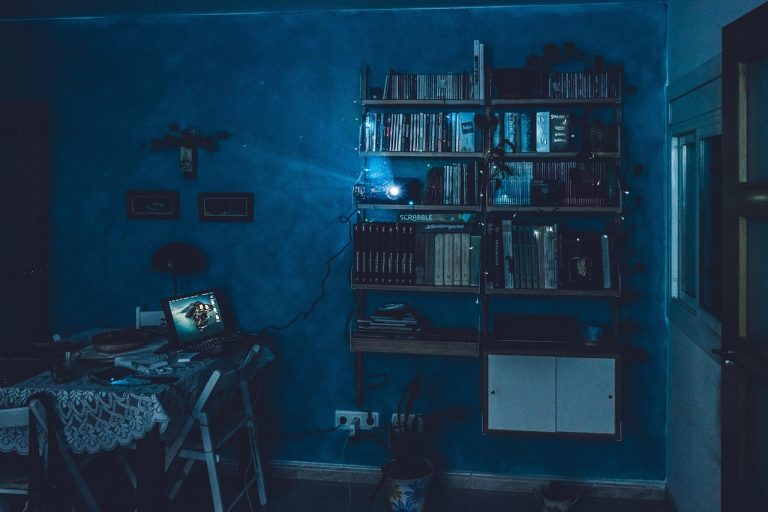 découvrez l'esthétique du cinéma : analyse des styles visuels, de la mise en scène, de la photographie et de l'impact artistique des films sur les spectateurs.