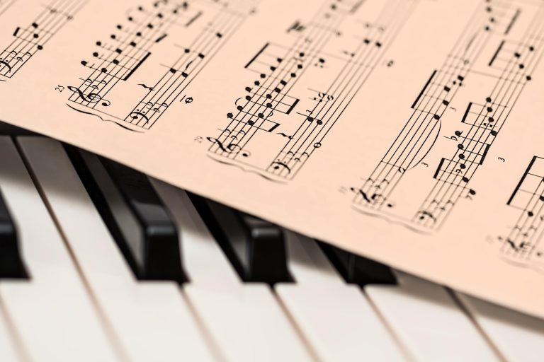 découvrez l'univers fascinant de la musique : actualités, styles, artistes, playlists et tendances pour tous les passionnés et curieux.