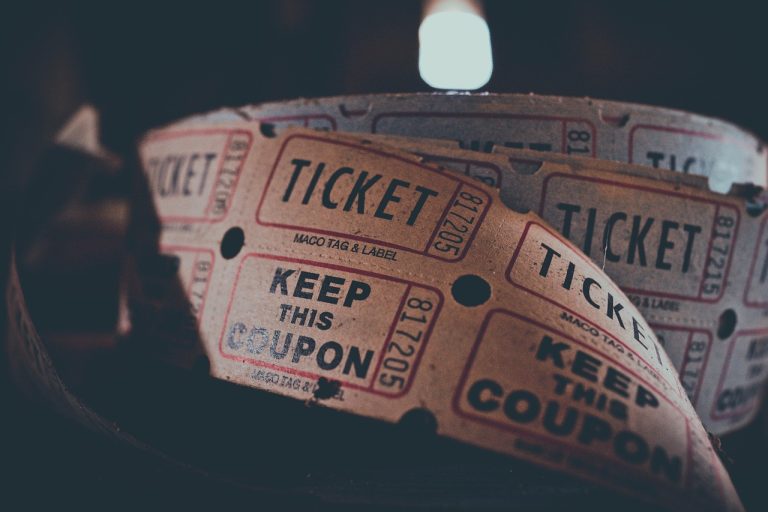 découvrez l'univers du cinéma contemporain : analyse des films récents, tendances actuelles, réalisateurs innovants et œuvres marquantes qui façonnent le septième art aujourd'hui.