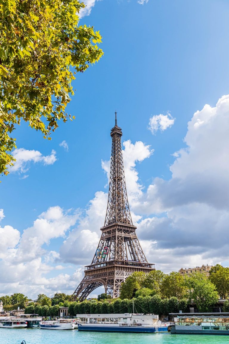 découvrez l'univers de la religion : origines, croyances, pratiques et impact sur les sociétés à travers l'histoire et le monde contemporain.