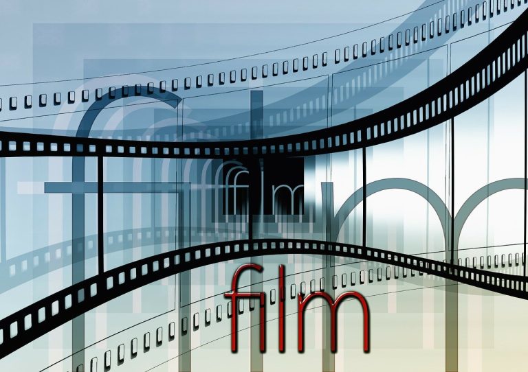 découvrez l'univers du crime au cinéma : analyses, classiques incontournables et nouveautés captivantes sur les films policiers et thrillers.
