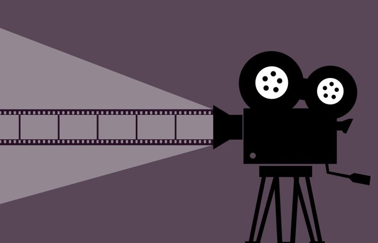 découvrez l'évolution fascinante des robots au cinéma, des premiers automates aux intelligences artificielles futuristes, à travers les films emblématiques qui ont marqué l'histoire du septième art.
