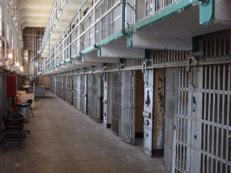 découvrez l'évolution et l'impact des prisons dans le cinéma, explorant les films emblématiques qui mettent en scène la vie carcérale et ses réalités.